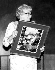 Dorothy turning over use  of the Kirk-Farrington House  to the San Jose Junior League, 1978